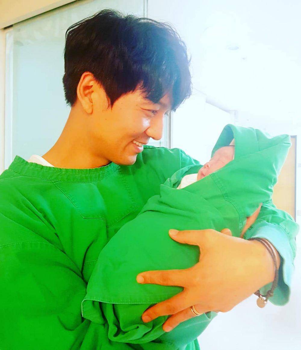 Lee Pil Mo dan anak pertamanya (instagram.com/pill3657)