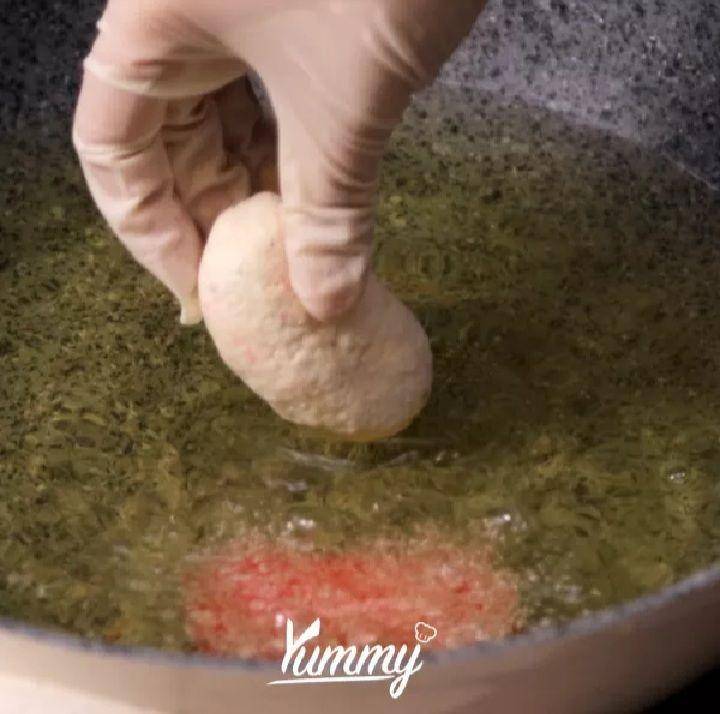 Cara membuat getas ketan berani dan suci (dok. Yummy Apps)