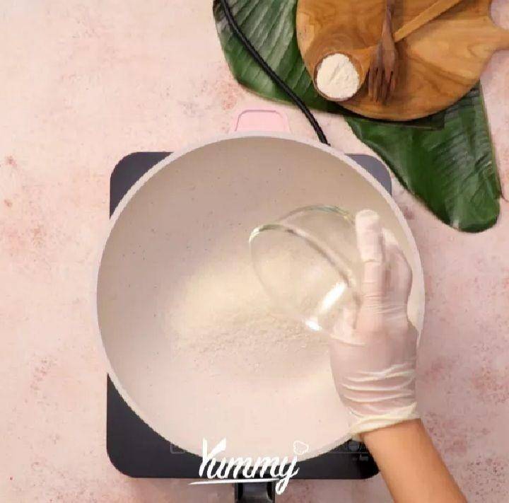 Cara membuat getas ketan berani dan suci (dok. Yummy Apps)