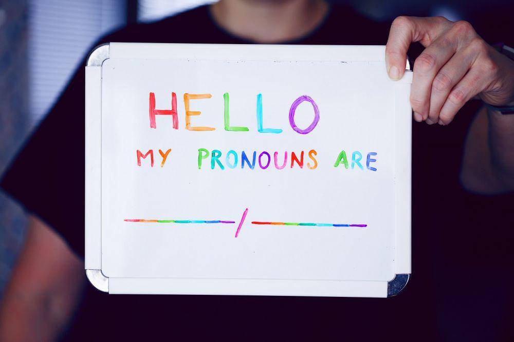 ilustrasi pronouns (unsplash.com/Sharon McCutcheon)