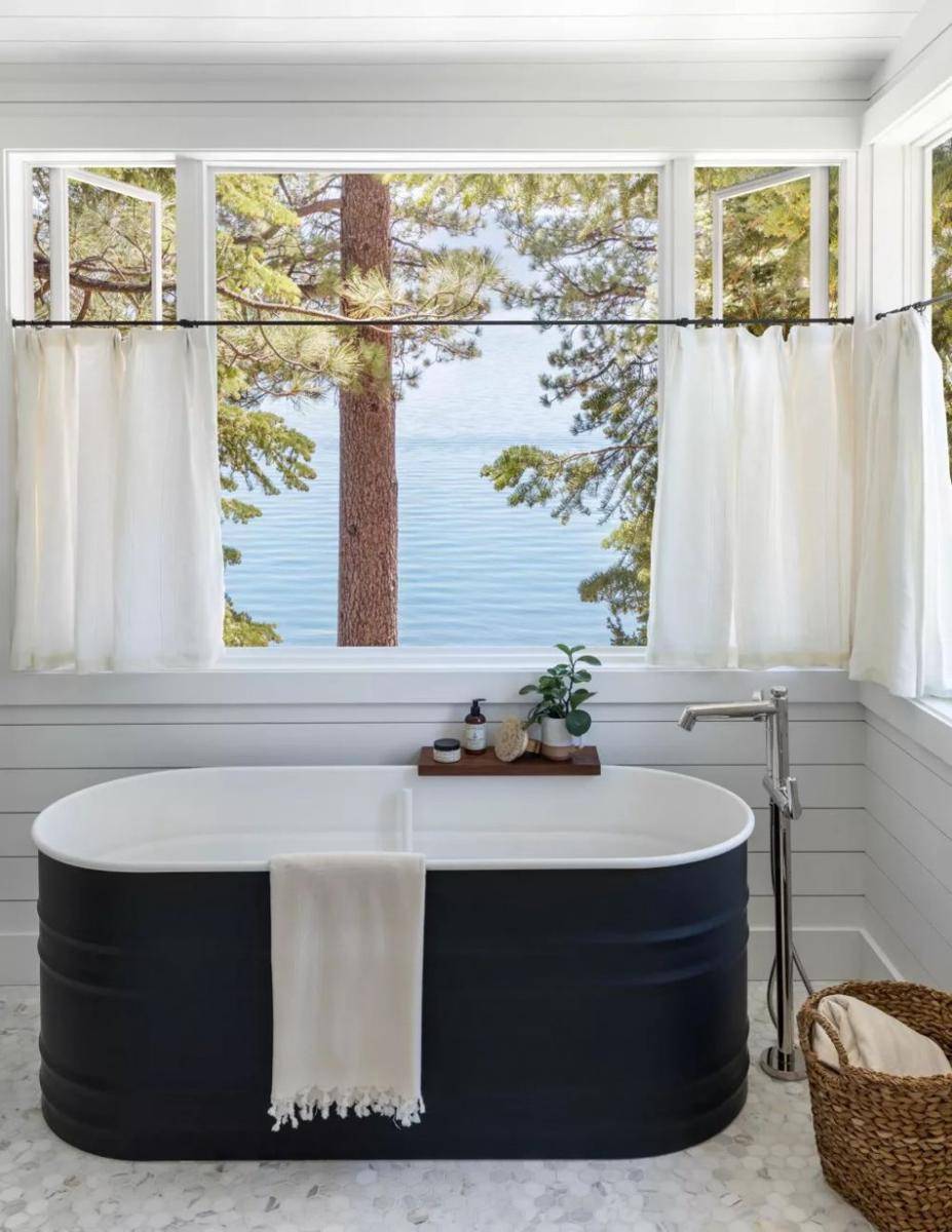 inspirasi desain kamar mandi modern farmhouse (livingetc.com)