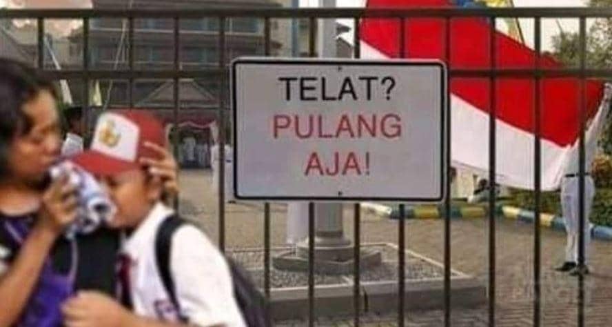 kejadian tak terduga saat upacara (instagram.com/kegoblogan.unfaedah)