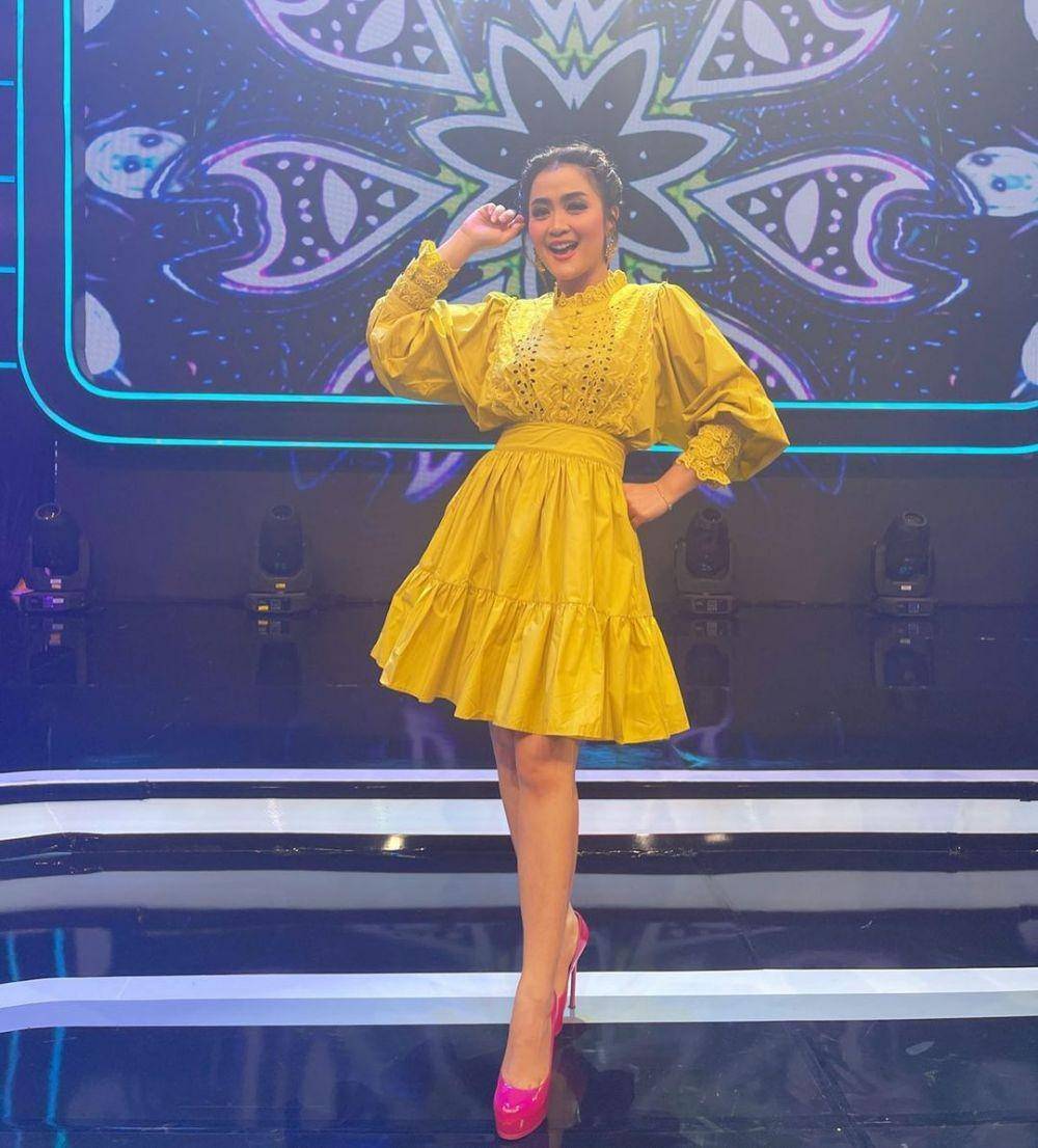 outfit cetar ala Vega Darwanti (instagram.com/vegadarwanti123)