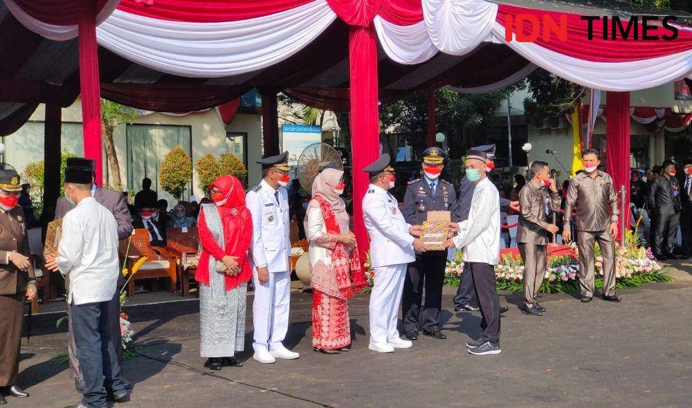 Wali Kota Depok bersama Rutan Kelas 1 Depok memberikan remisi kepada warga binaan di Balai Kota Depok. (IDNTimes/Dicky)
