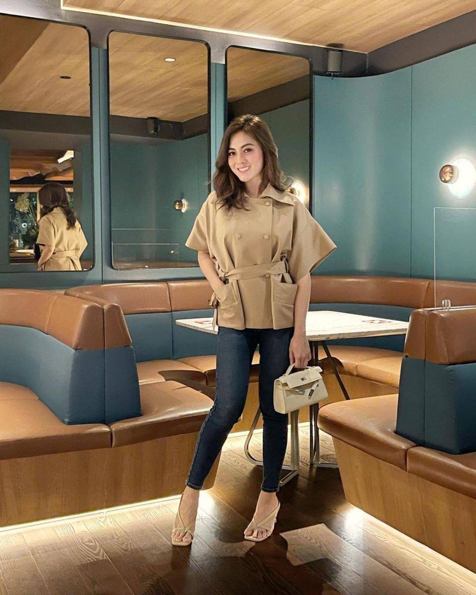 office look ala Dhena Devanka (instagram.com/dhenaaldhaliadevanka)