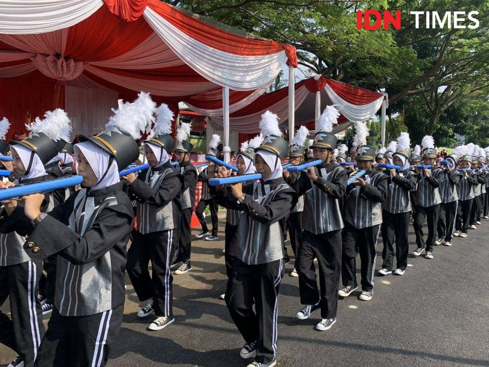 Drum Band SMP 32 Bandar Lampung. (IDN Times/Rohmah Mustaurida).