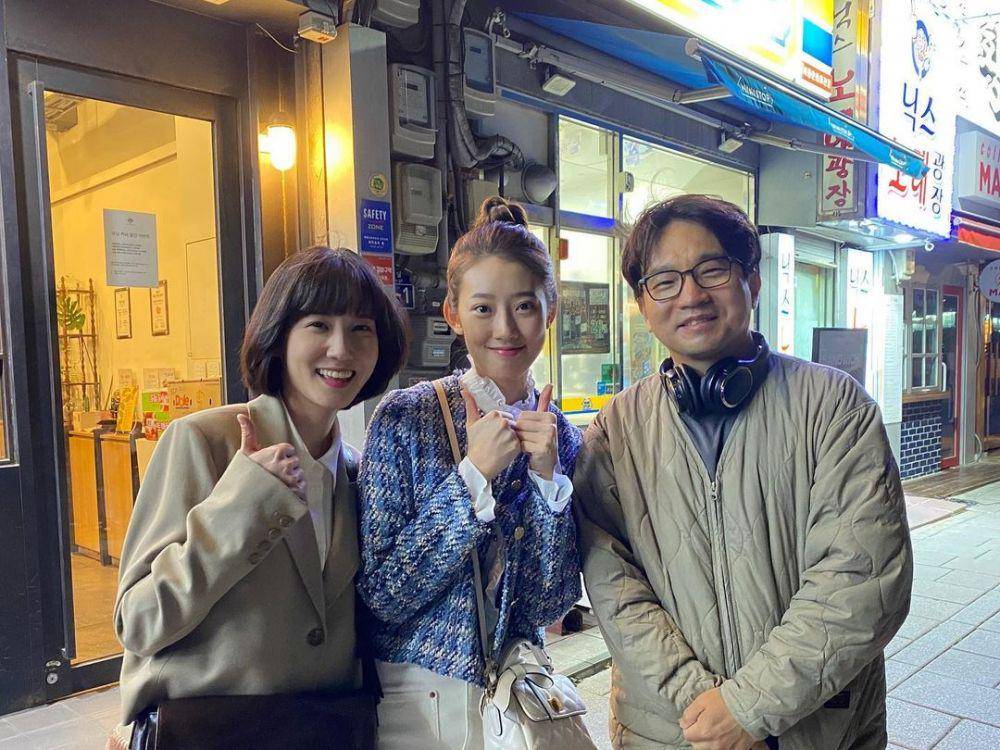 Park Eun Bin, Oh Hye Soo, dan sutradara Yu In Sik di balik layar drama Extraordinary Attorney Woo (instagram.com/5yes__)