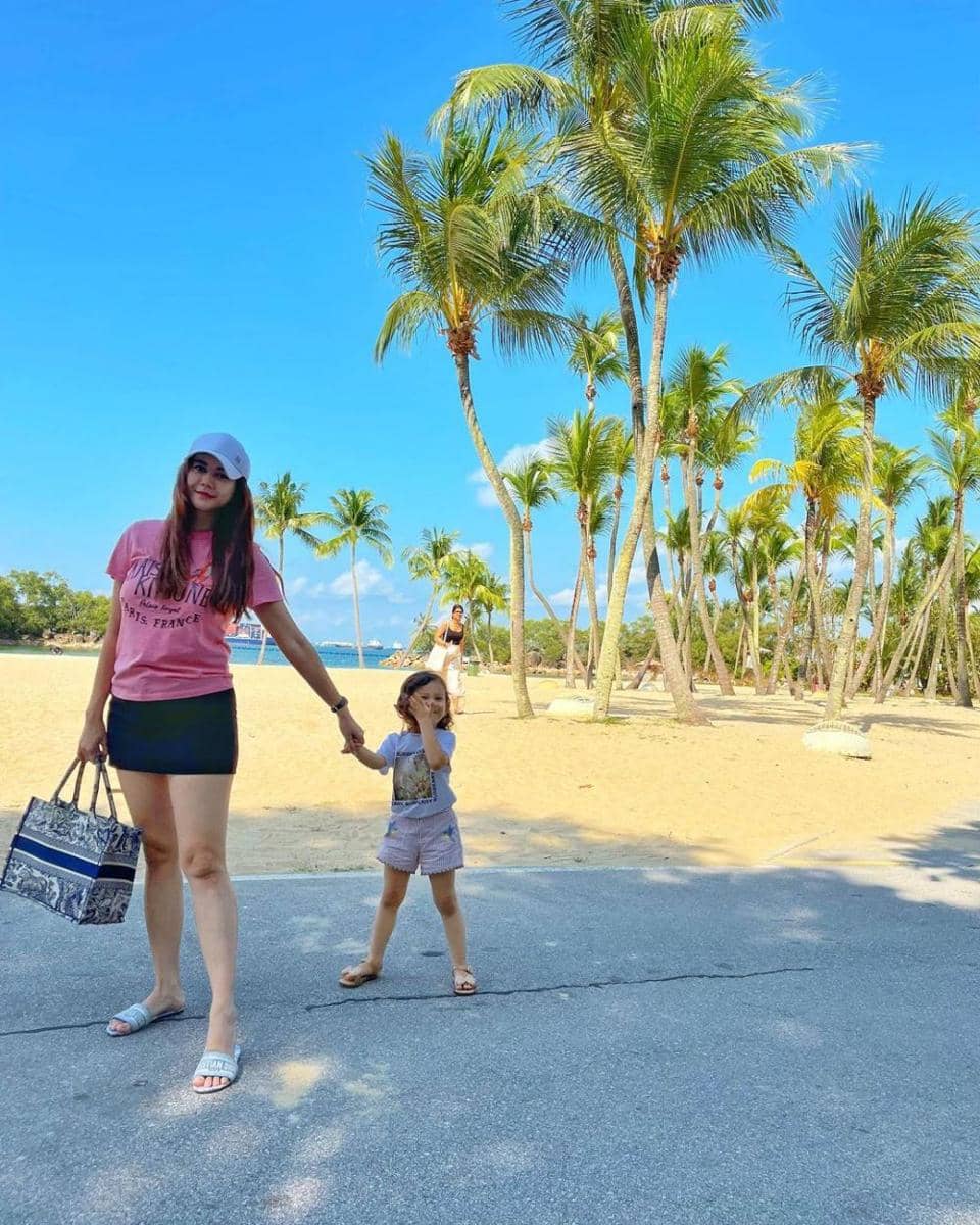 potret summer trip Aura Kasih dan Arabella (instagram.com/aurakasih)
