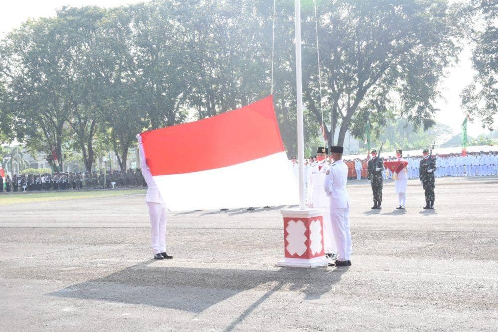 Pengibaran bendera merah putih di Lapangan Korem Saburai. (IDN Times/Istimewa)
