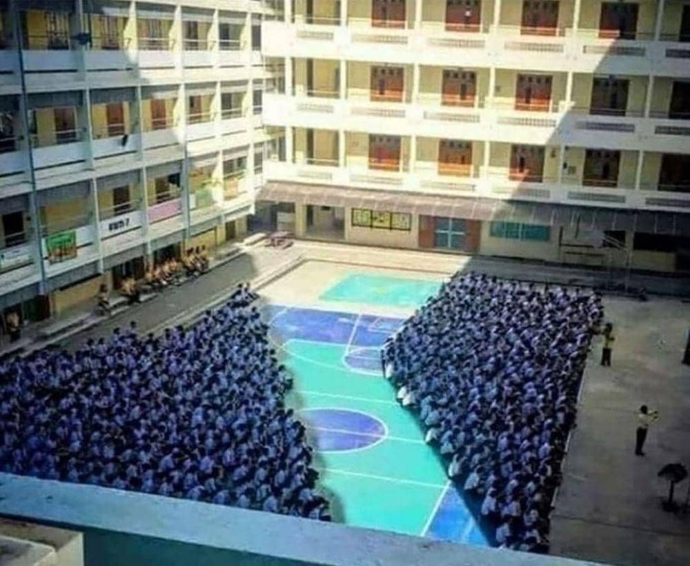 kejadian tak terduga saat upacara (instagram.com/pembawa_ketololan)