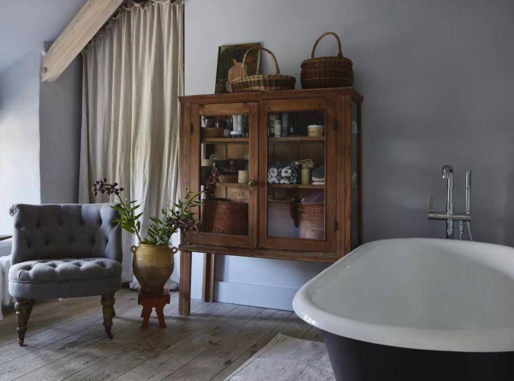 inspirasi dekorasi kamar mandi modern farmhouse (livingetc.com)