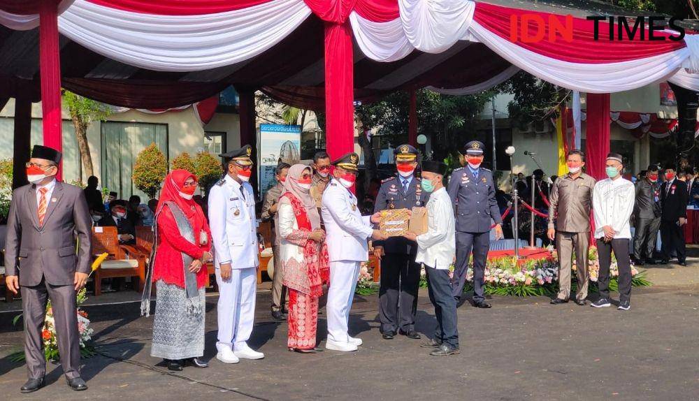 Wali Kota Depok bersama Rutan Kelas 1 Depok memberikan remisi kepada warga binaan di Balai Kota Depok. (IDNTimes/Dicky)