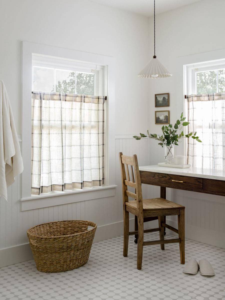 inspirasi dekorasi kamar mandi modern farmhouse (laineandlayne.com)