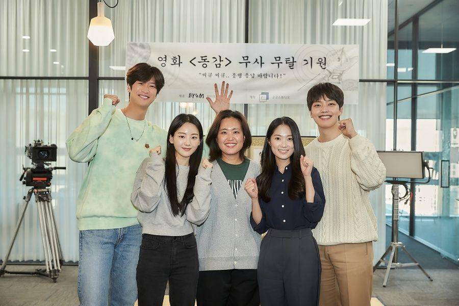 Cho Yi Hyun bersama Yeo Jin Goo, Kim Hye Yoon, dan Na In Woo di pembacaan naskah film Ditto (dok. Gogo Studio/Ditto)
