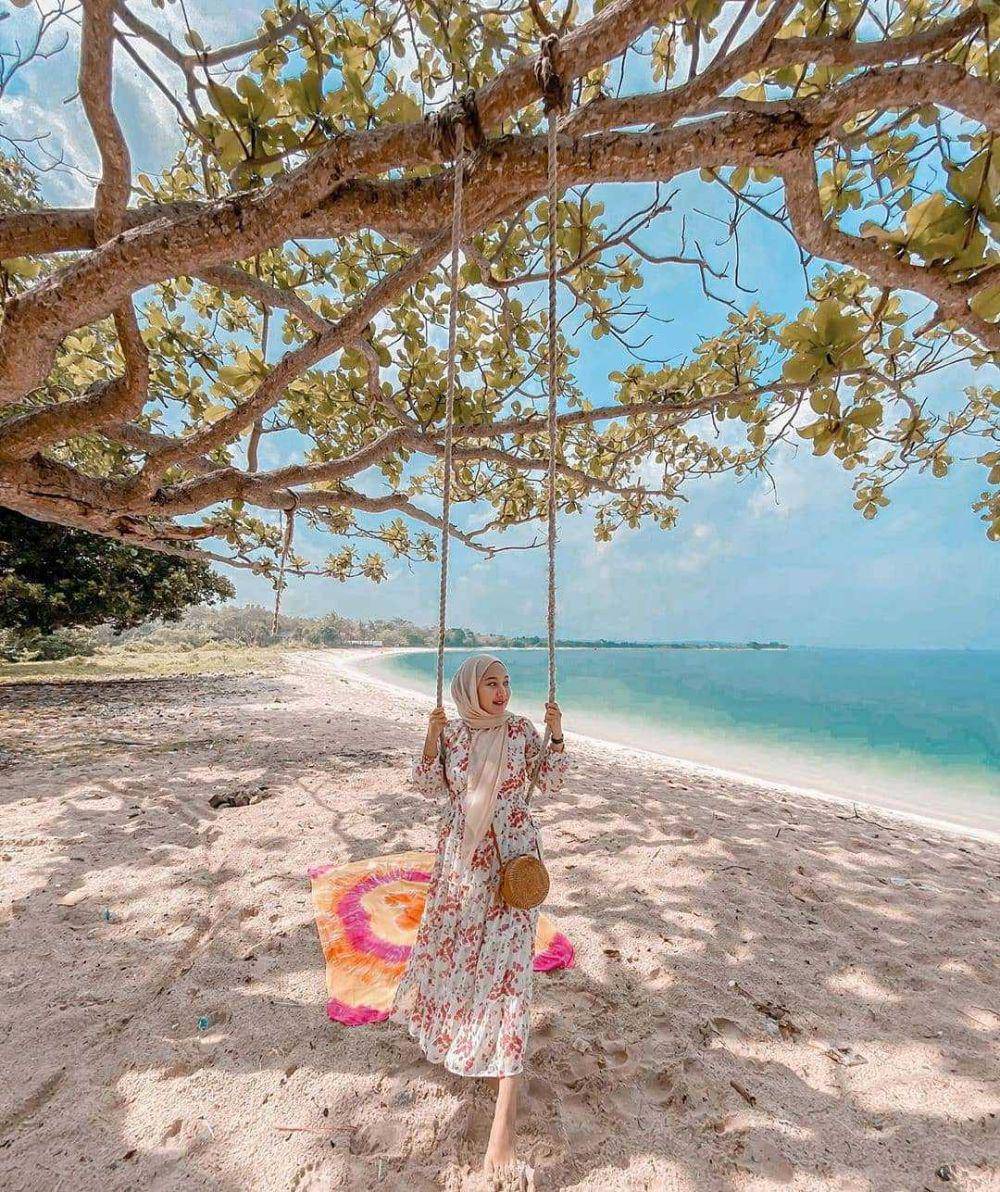 Pantai M Beach (instagram.com/raranovasyaa)