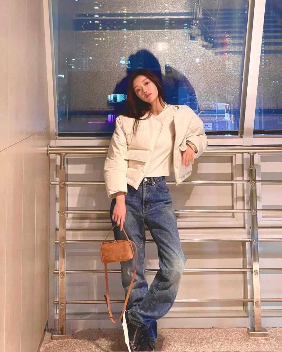 Outfit keren YooA Oh My Girl (instagram.com/yoo_sha)