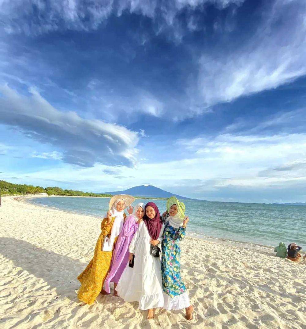 Pantai M Beach (instagram.com/sedemnast17)