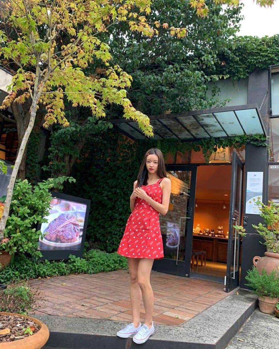Outfit keren YooA Oh My Girl (instagram.com/yoo_sha)