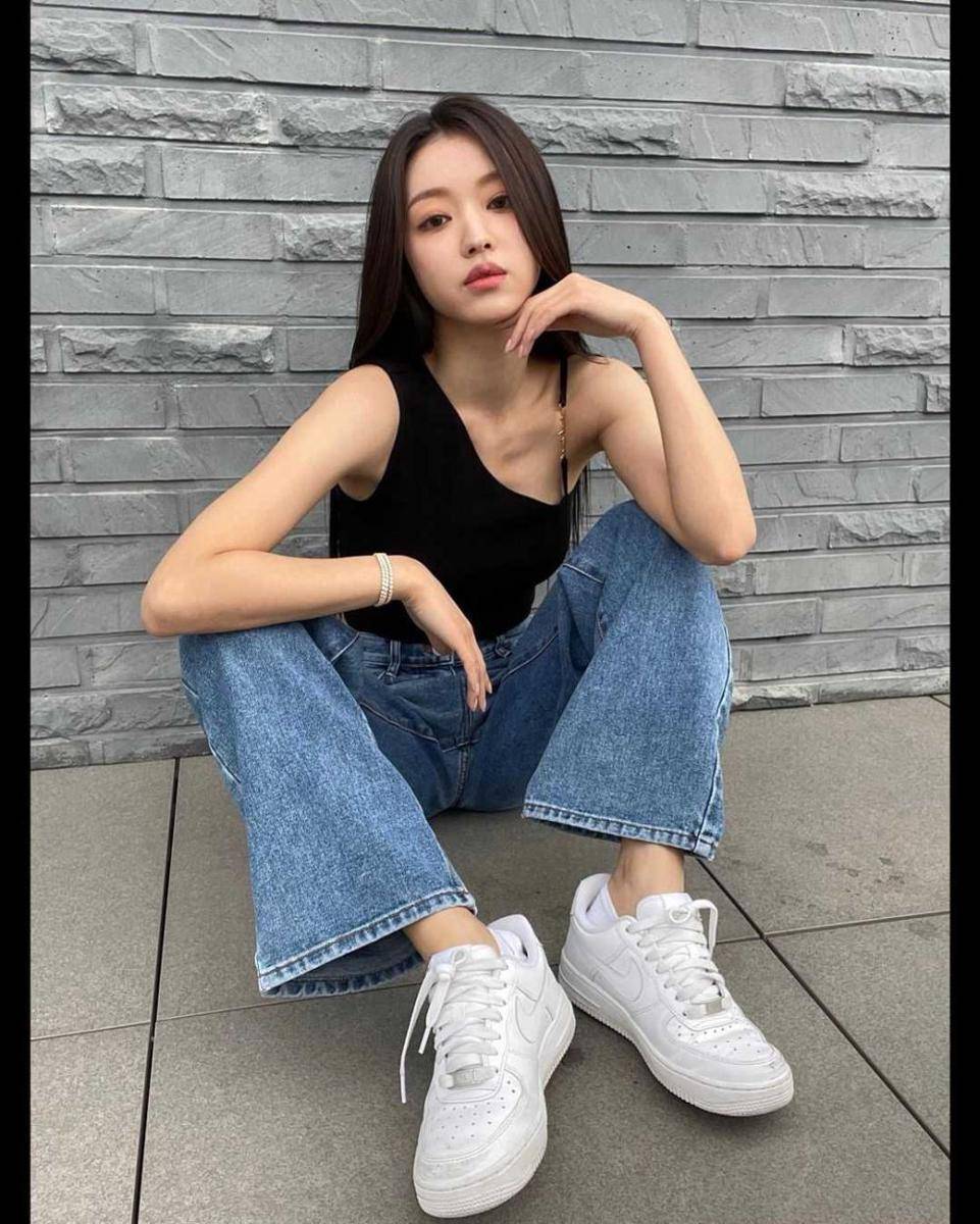 Outfit keren YooA Oh My Girl (instagram.com/yoo_sha)