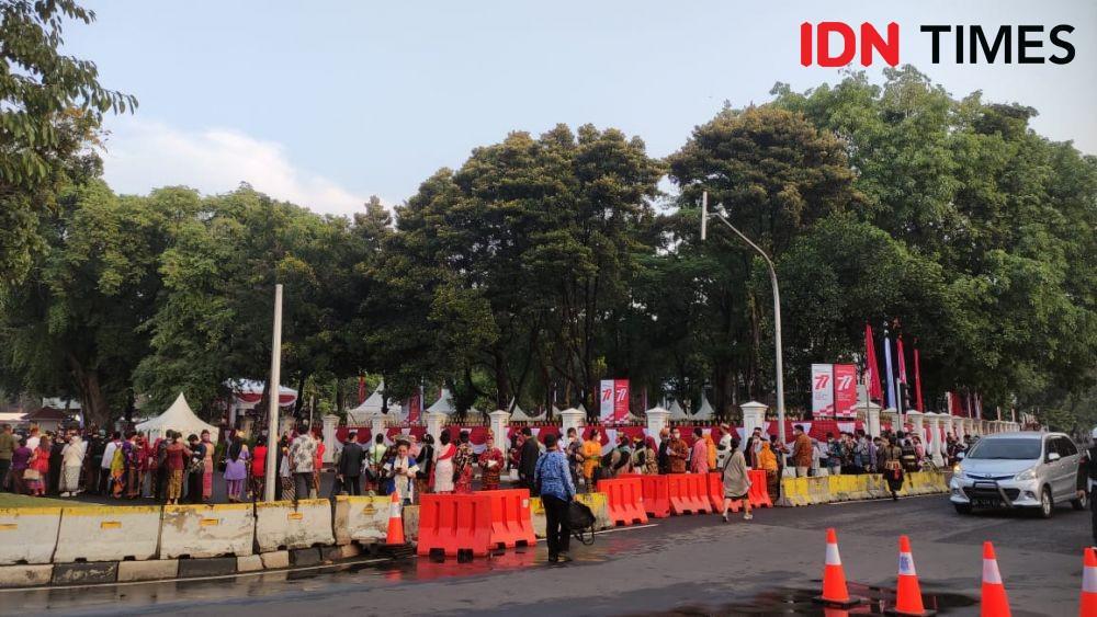Warga memasuki Istana Negara untuk mengikuti Upacara HUT ke-77 RI (IDN Times/Yosafat Diva Bayu)