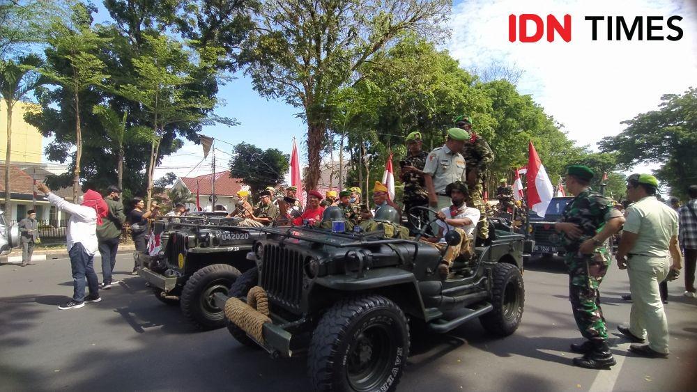 Parade Kendaraan Antik Meriahkan HUT Ke-77 RI di Makassar