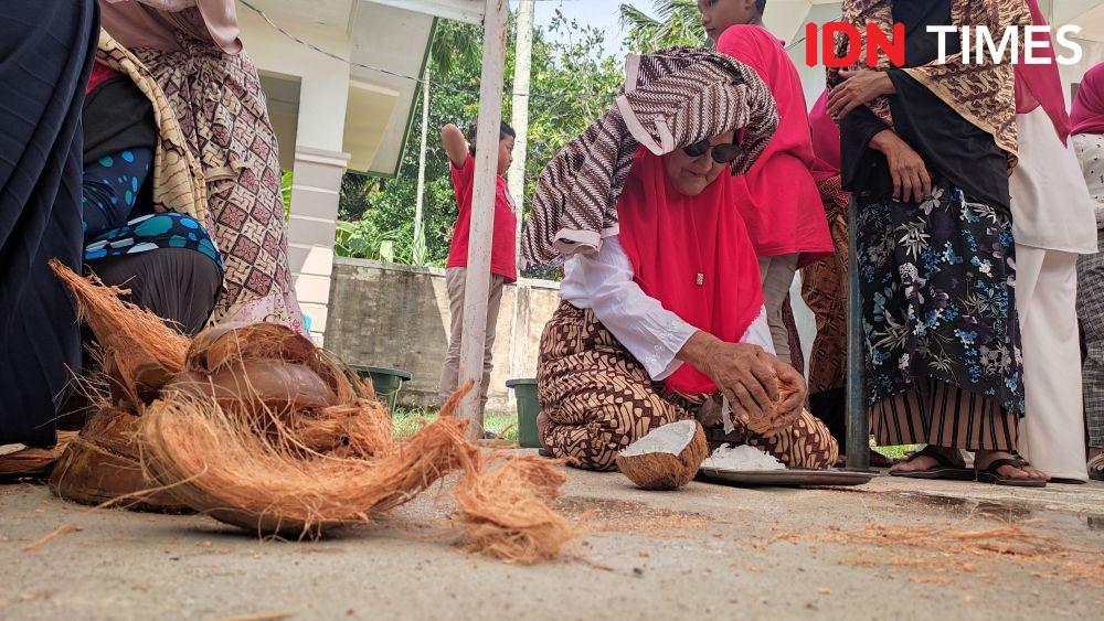 Mulai Tersisih, Kaum Ibu di Aceh Gelar Lomba Kupas dan Parut Kelapa