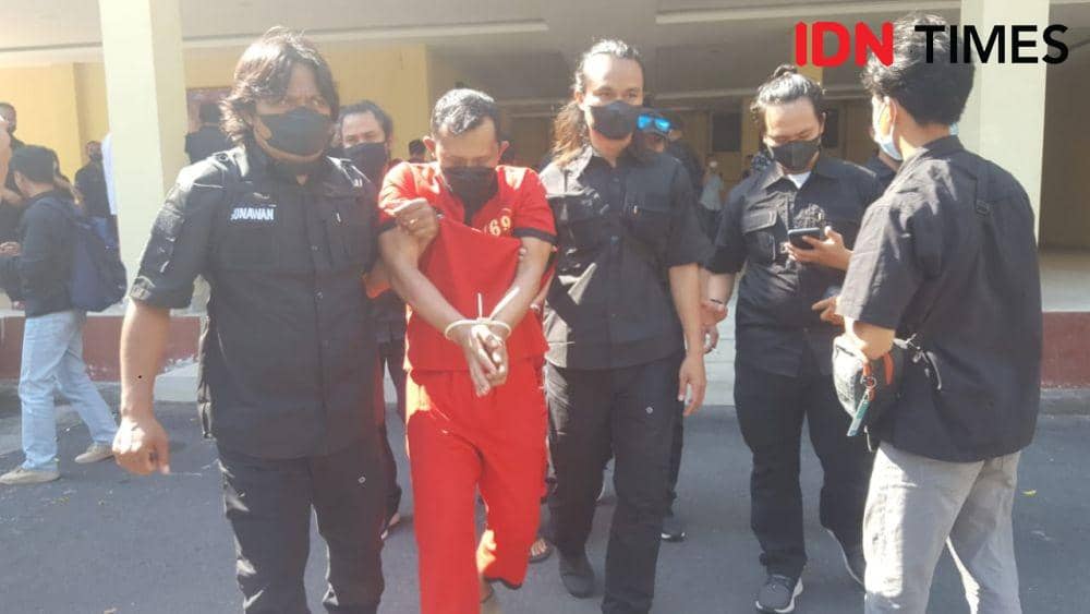 Tersangka pembobol mesin ATM saat digelandang Tim Opsnal Ditreskrimum Polda NTB. (IDN Times/Muhammad Nasir)