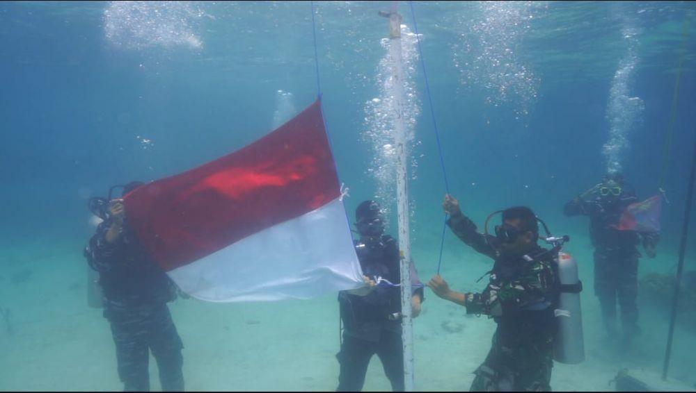 Keren! Merah Putih Berkibar di Bawah Laut Pulau Pahawang