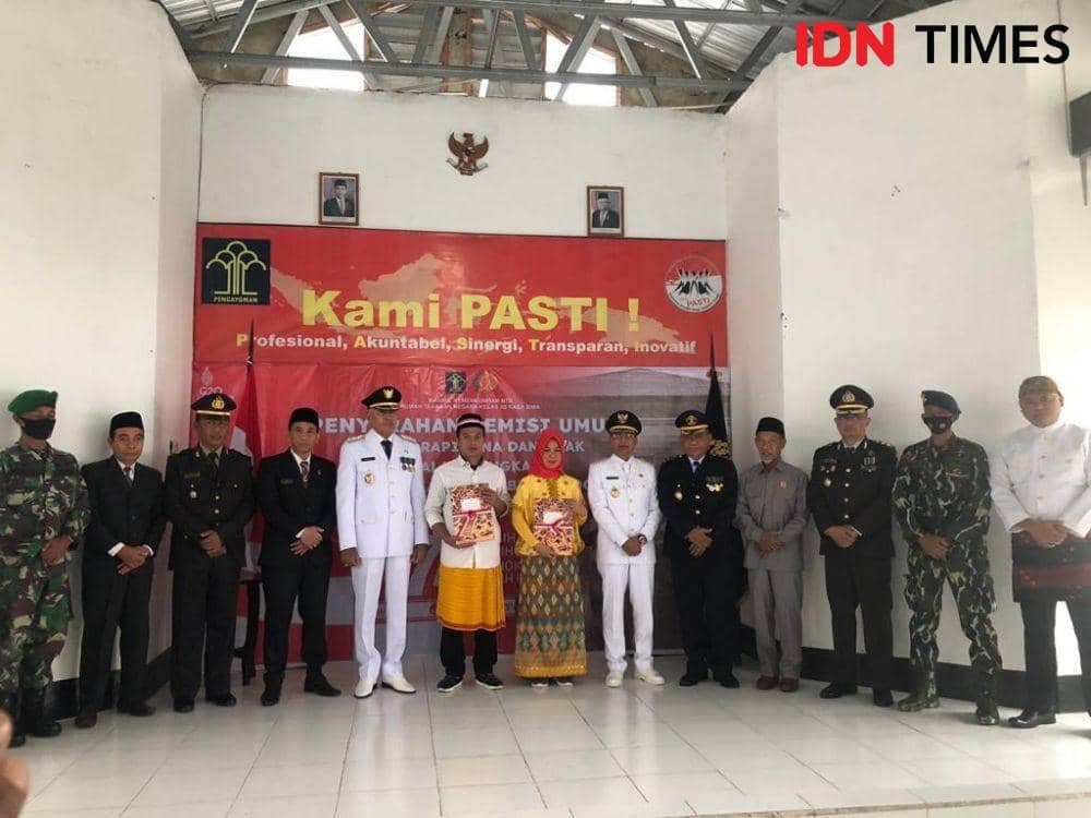 Foto bersama usai penyerahan remisi kepada tahanan Rutan Bima (IDN Times/Juliadin)