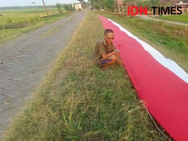 Bendera raksasa dibentangkan di tanggul Sungai Bengawan Solo Desa Mojoasem, Kecamatan Laren, Kabupaten Lamongan. IDN Times/Imron