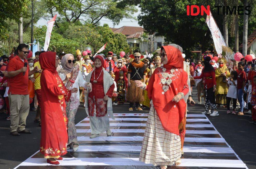 Meramaikan HUT RI, Warga perumahan Tamansari Persada Bekasi gelar cat walk ala Citayam Fashion Week. (IDN Times/Imam Faishal)
