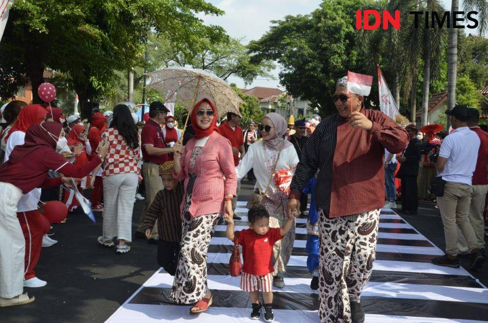 Meramaikan HUT RI, Warga perumahan Tamansari Persada Bekasi gelar cat walk ala Citayam Fashion Week. (IDN Times/Imam Faishal)