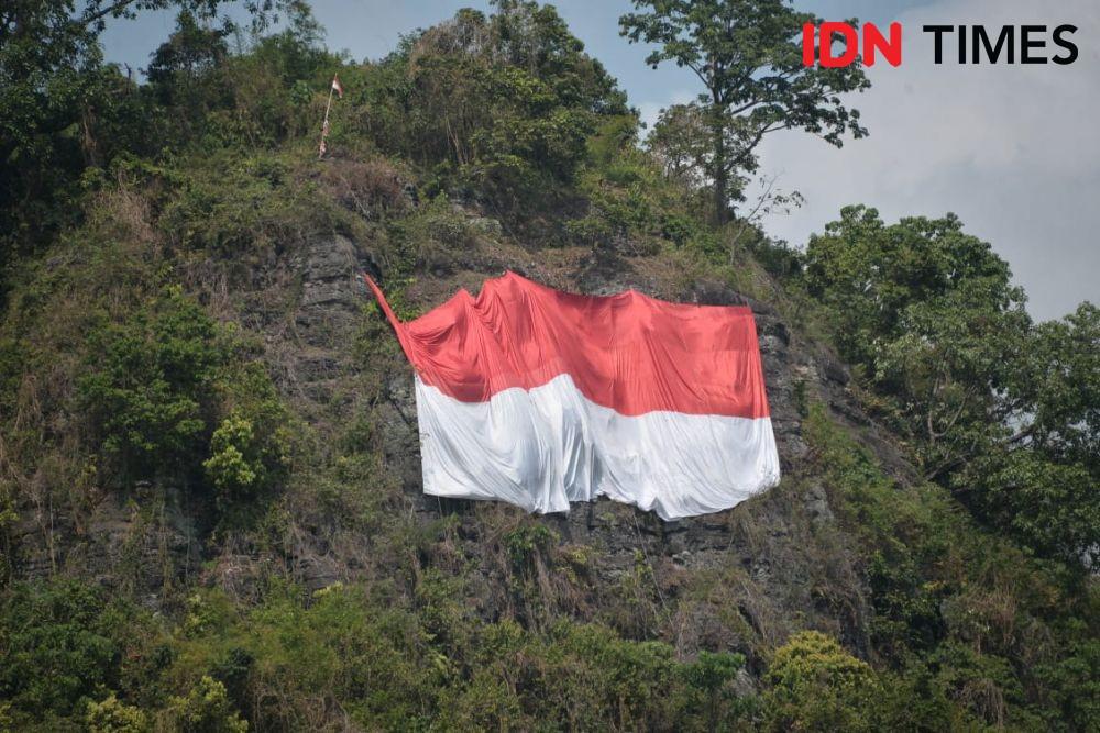 HUT ke-77 RI, Sang Saka Merah Putih Raksasa Berkibar di Bukit Sepagoh