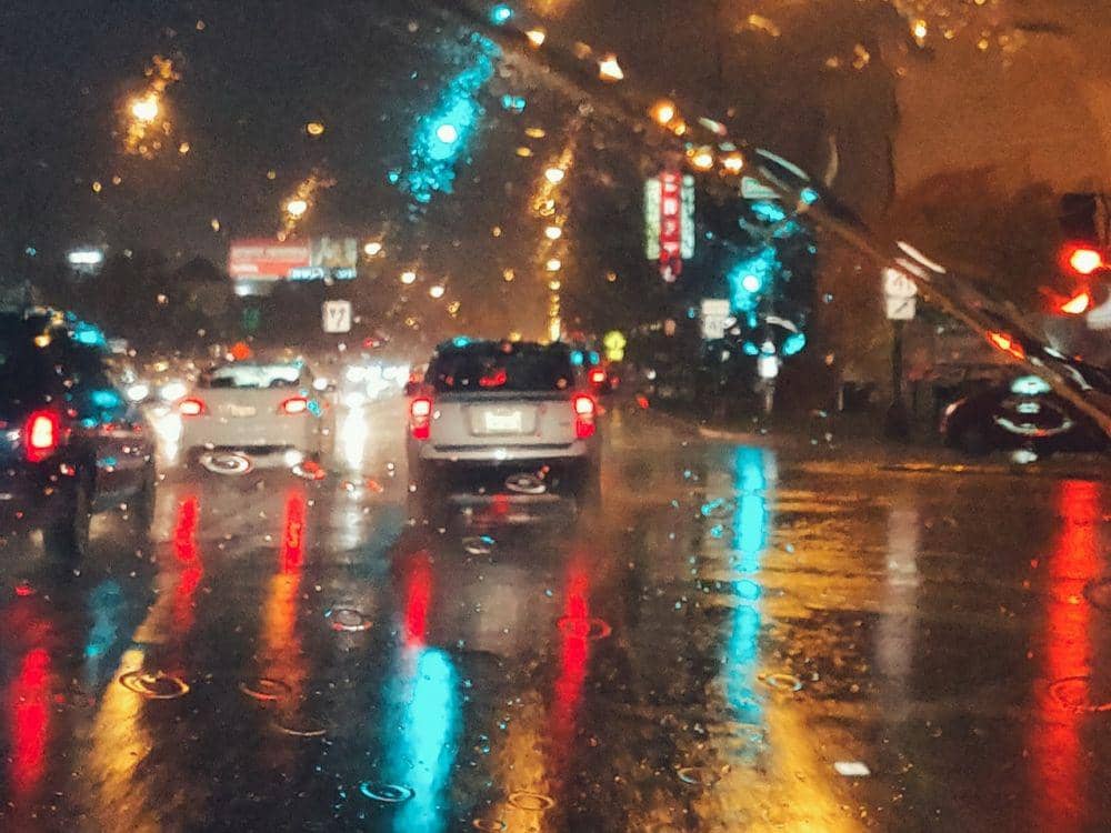 ilustrasi menggunakan lampu sen (pexels.com/Anas Jawed)