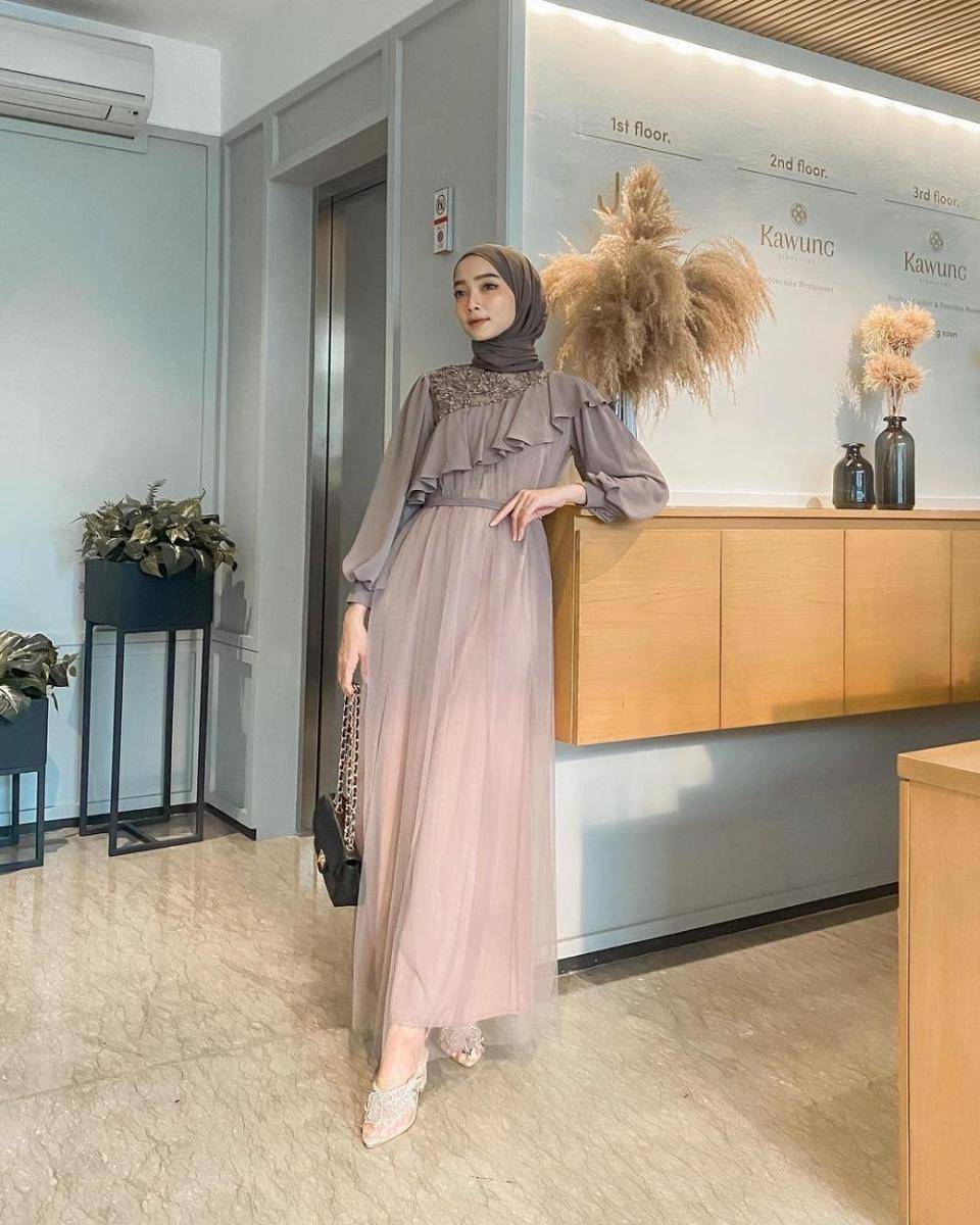 inspirasi outfit wisuda selain kebaya (instagram.com/liza.rosalita)