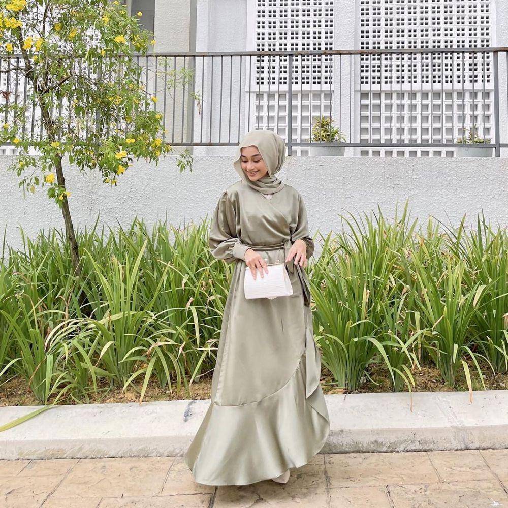 inspirasi outfit wisuda selain kebaya (instagram.com/saramuzam)