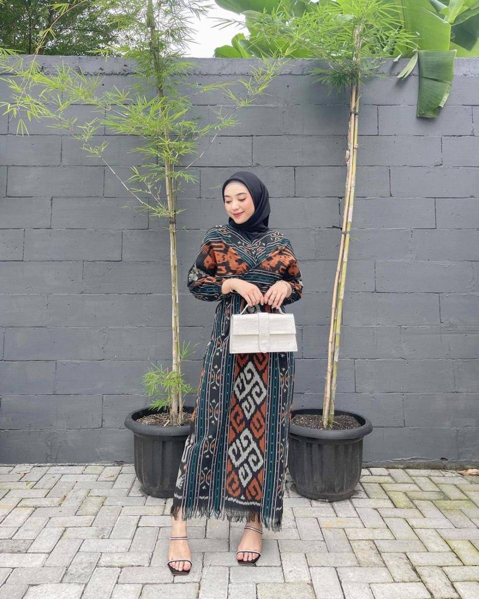 inspirasi outfit wisuda selain kebaya (instagram.com/puspirahayuu)