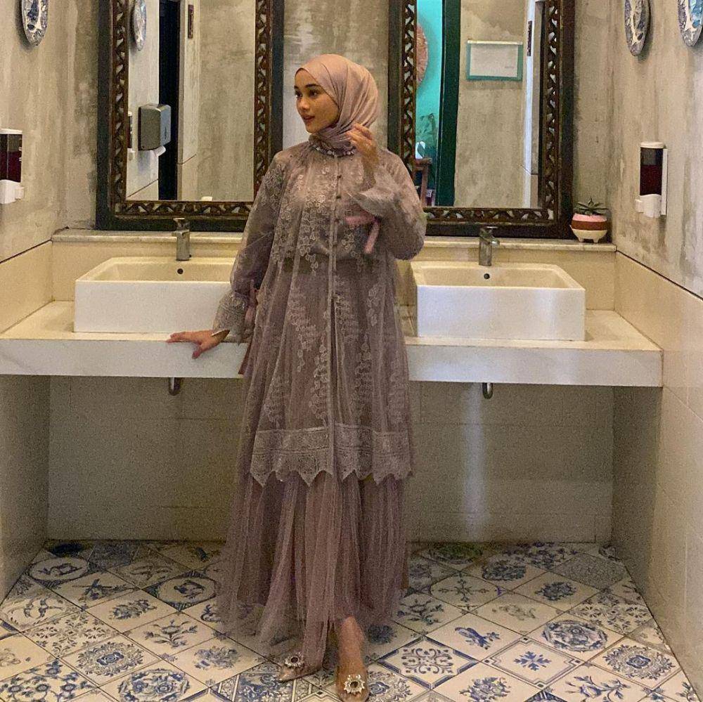 inspirasi outfit wisuda selain kebaya (instagram.com/ravalsaa)