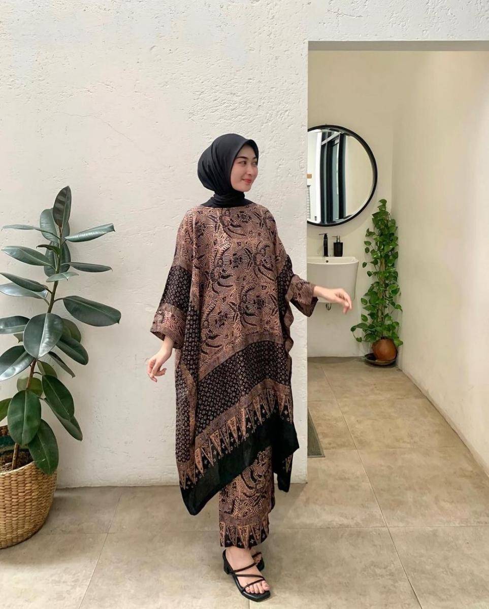 inspirasi outfit wisuda selain kebaya (instagram.com/lisyanfauziah)