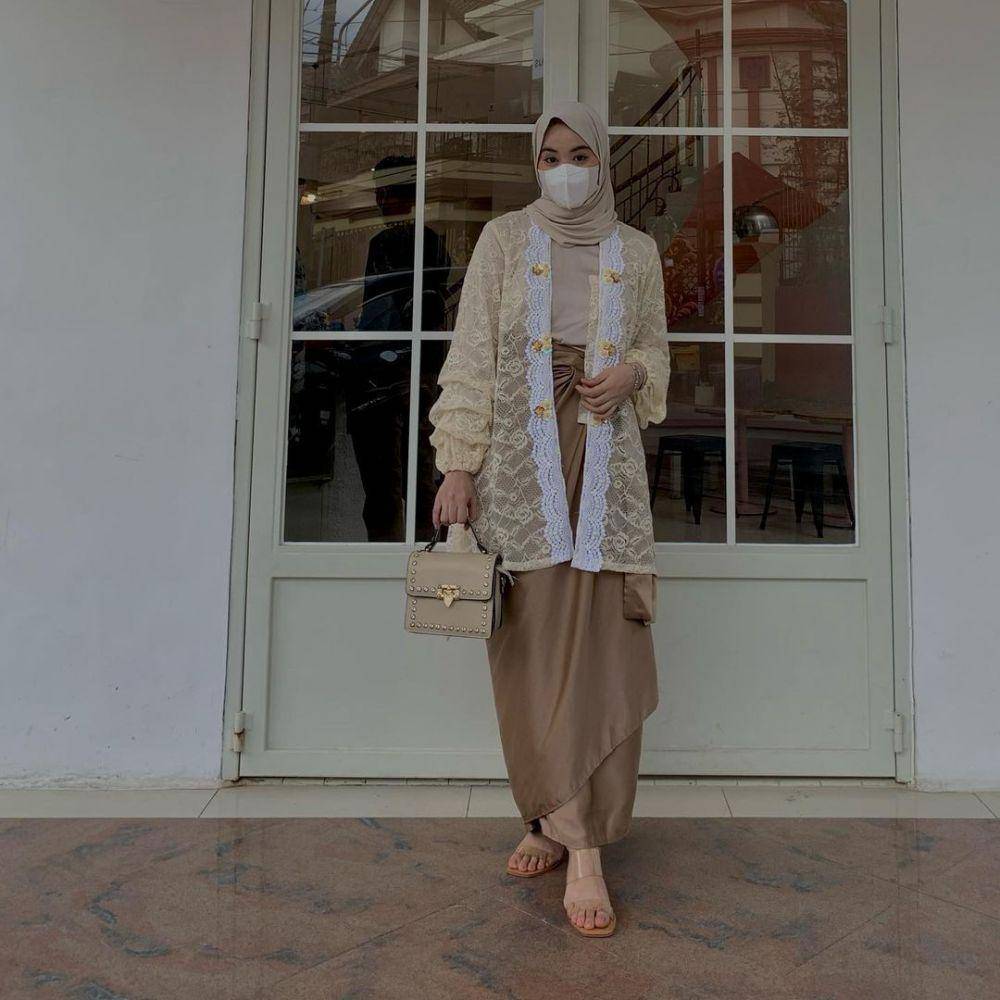 inspirasi outfit wisuda selain kebaya (instagram.com/izzahi)