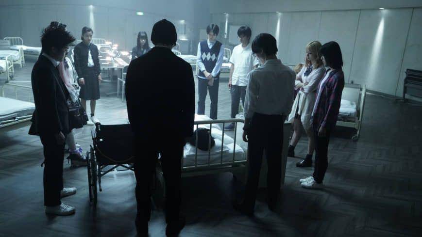 12 Suicidal Teens (dok. Warner Bros. Japan/12 Suicidal Teens)
