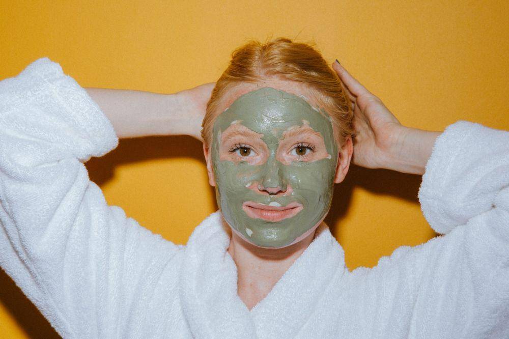 ilustrasi seorang wanita menggunakan masker organik green tea (pexels.com/KoolShooters)