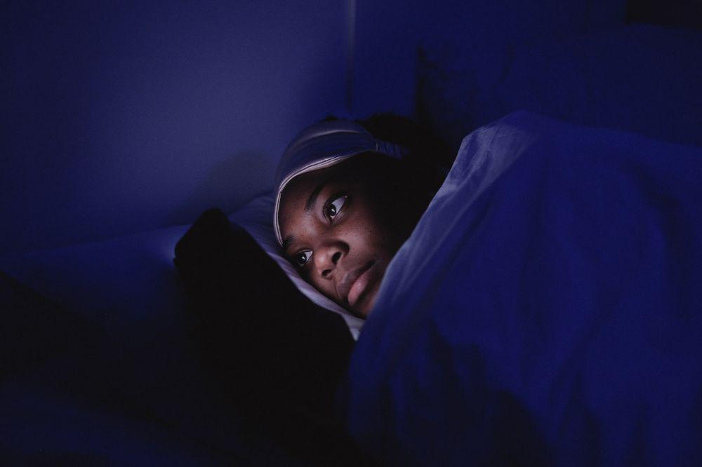 ilustrasi masih main smartphone saat mau tidur (pexels.com/SHVETS production)