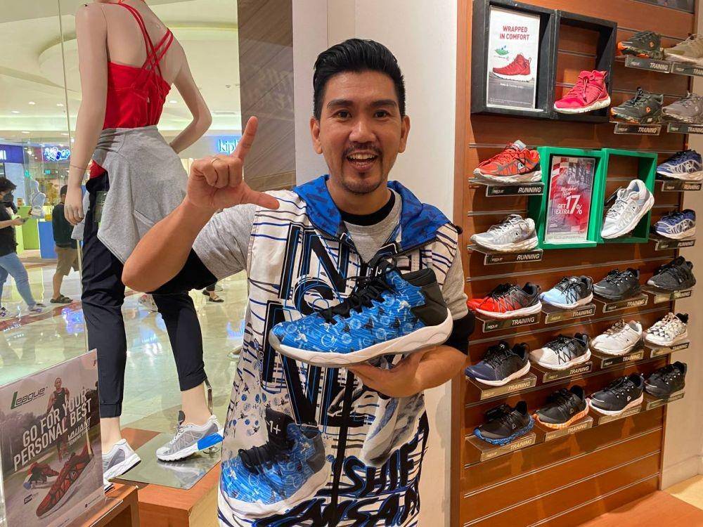 Richard Insane memegang sepatu League Shift Insane (IDN Times/Ega Syakila)