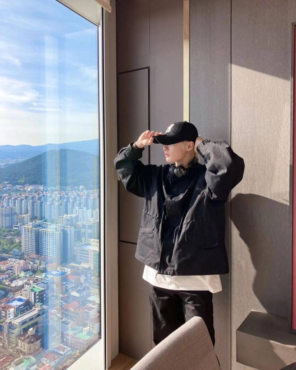 ide pose foto ala I.N SKZ (instagram.com/realstraykids)