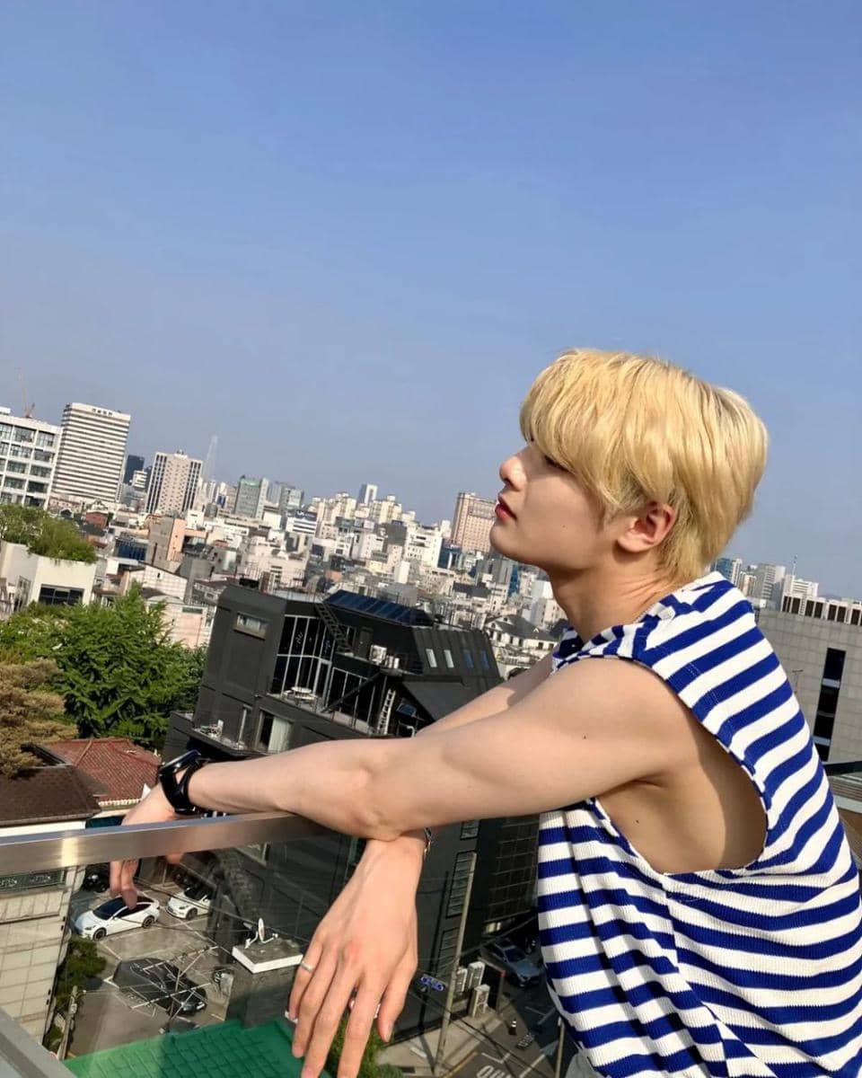 ide pose foto ala I.N SKZ (instagram.com/realstraykids)