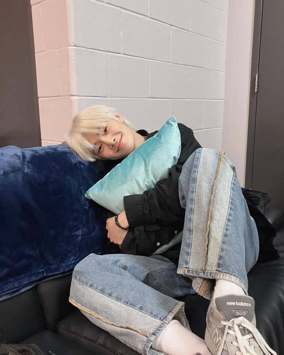 ide pose foto ala I.N SKZ (instagram.com/realstraykids)