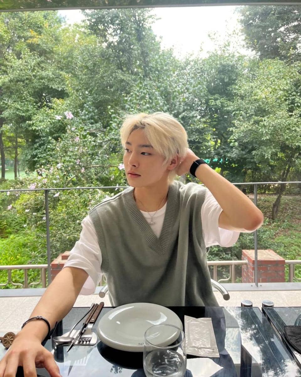 ide pose foto ala I.N SKZ (instagram.com/realstraykids)