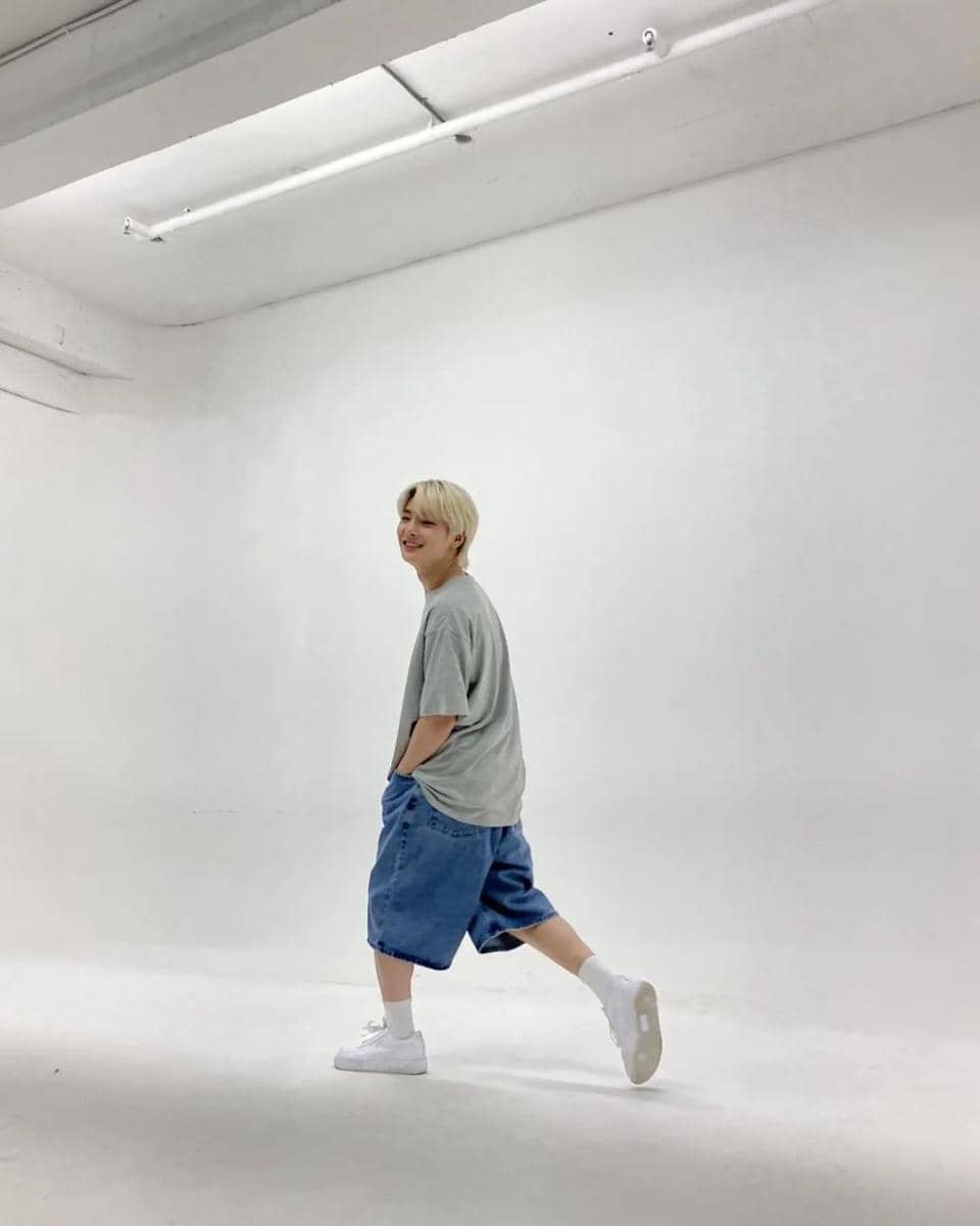 ide pose foto ala I.N SKZ (instagram.com/realstraykids)