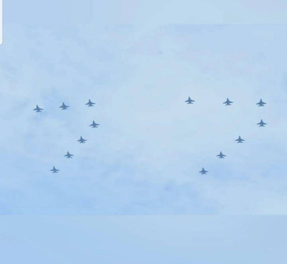 TNI Angkatan Udara kerahkan 14 jet tempur F-16 untuk fly pass di atas Istana Negara pada HUT ke-77 RI pada Rabu, 17 Agustus 2022. (www.instagram.com/@militer.udara)